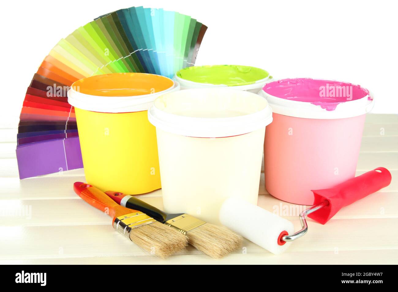 Para pintar: Paint Pots, cepillos, rodillos de pintura sobre tabla de  madera blanca Fotografía de stock - Alamy