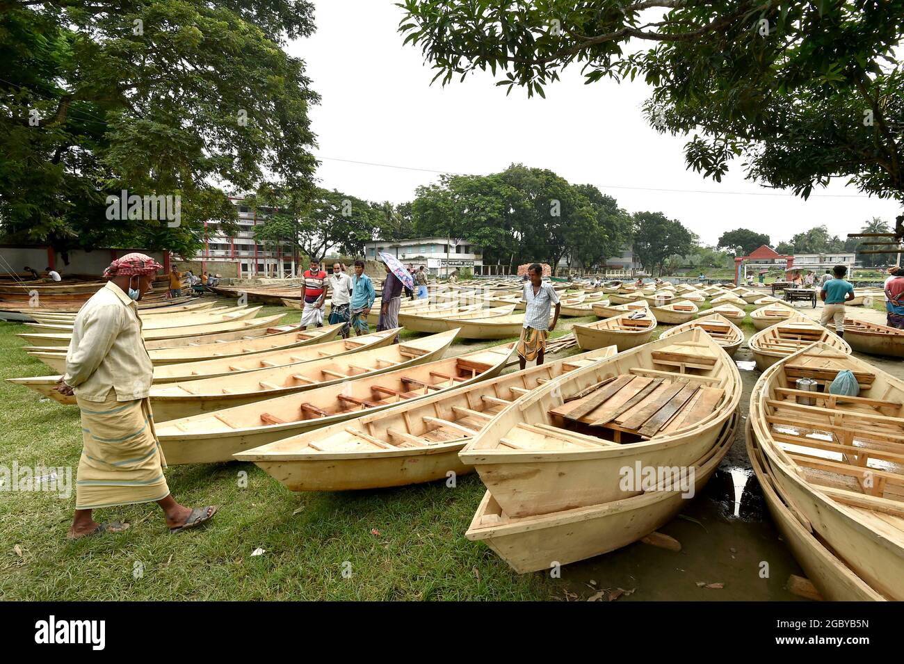 Manikganj. 6th de agosto de 2021. Los barcos de madera hechos a mano se  exhiben a la venta en un mercado al aire libre en el distrito de Manikganj,  a unos 63