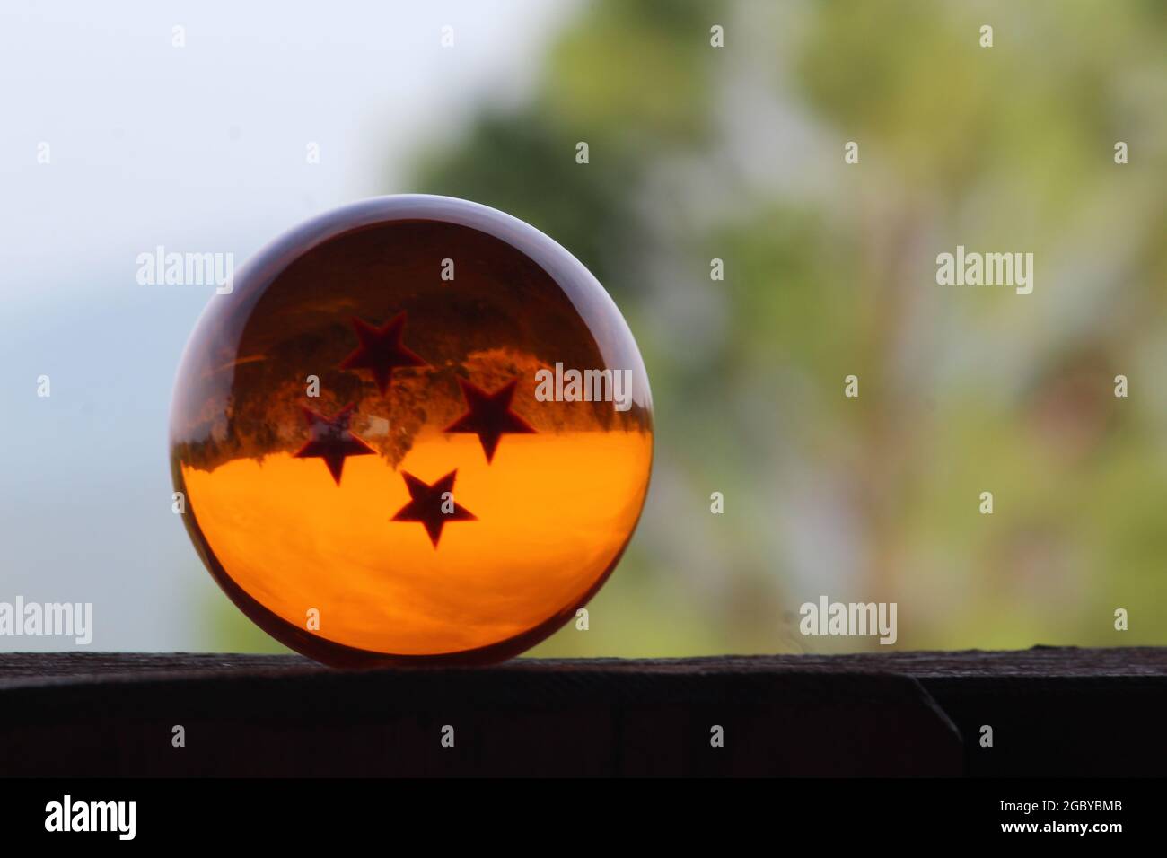 Una bola de dragón de 4 estrellas con fondo Fotografía de stock - Alamy