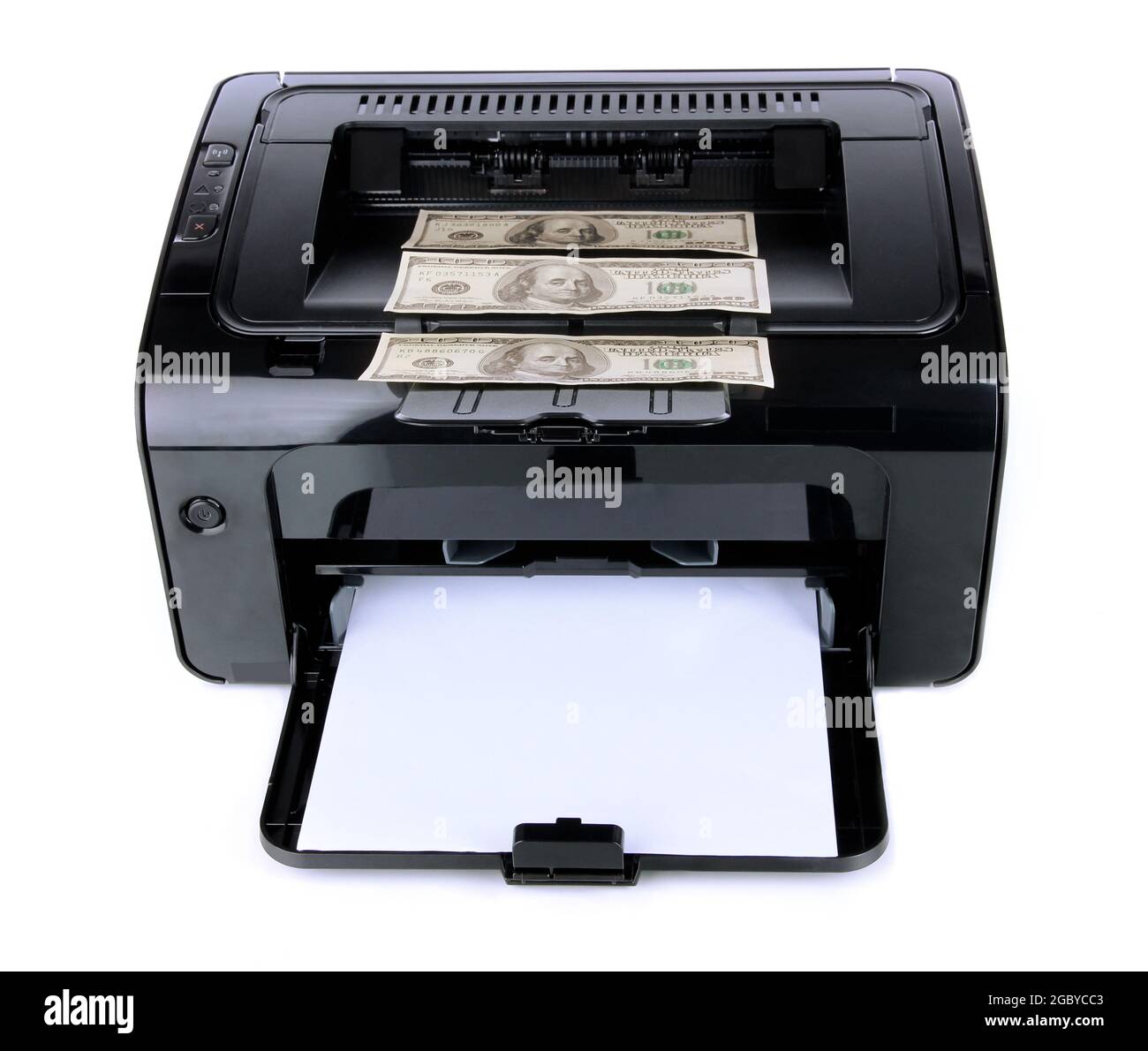 Impresora imprimiendo billetes de dólar falsos aislado en blanco Fotografía  de stock - Alamy