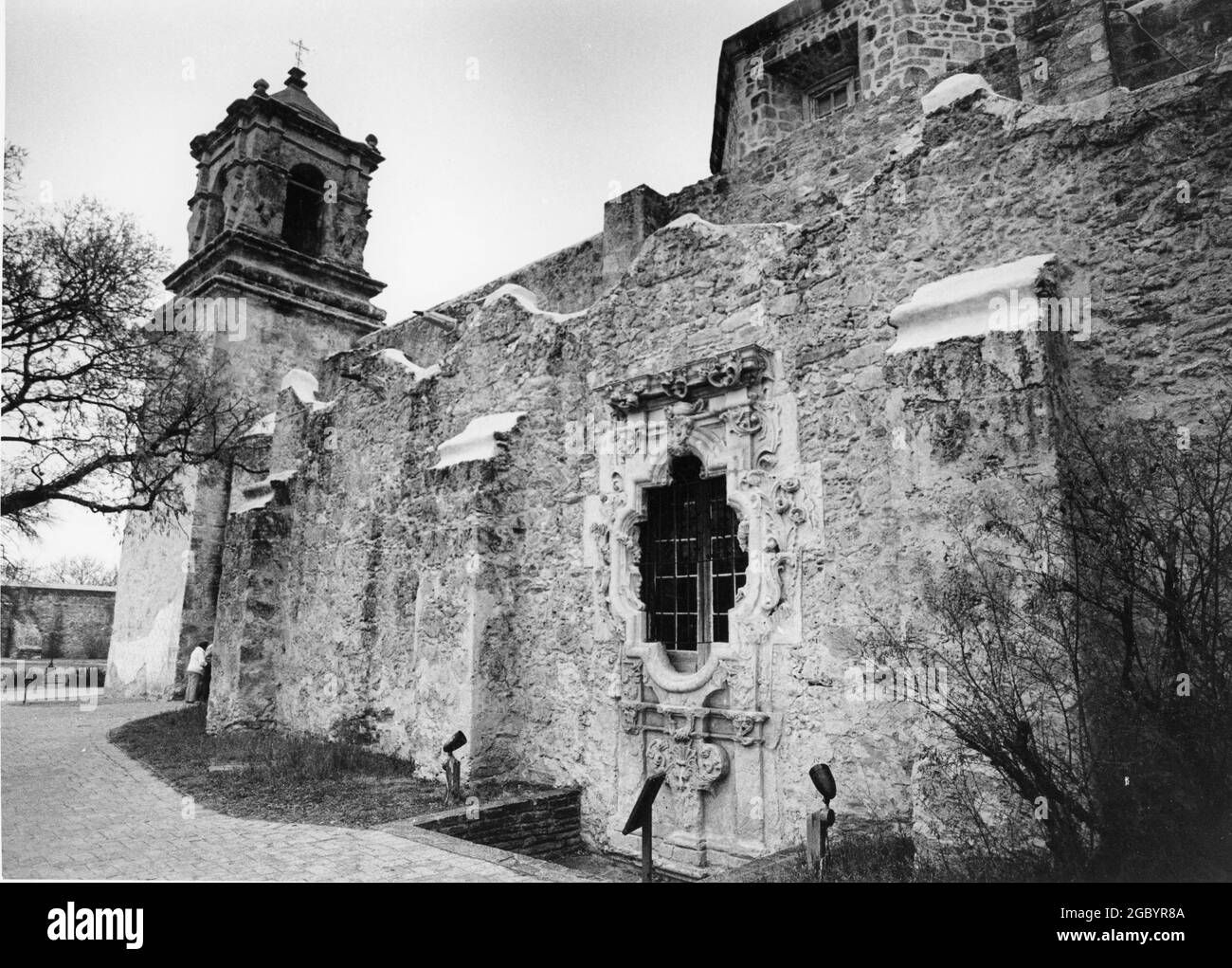 San Antonio Texas USA, alrededor de 1990: Los visitantes exploran Mission San José, una de las cuatro misiones españolas que forma parte del Parque Histórico Nacional de Misiones de San Antonio y la más grande del sendero de iglesias que sigue el río San Antonio al sur desde el más conocido Alamo. ©Bob Daemmrich Foto de stock
