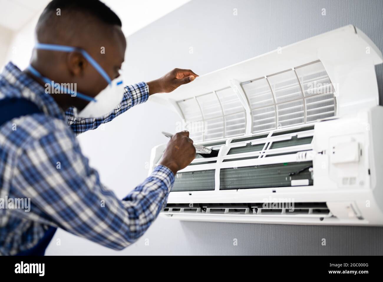 Revisión del aire acondicionado y limpieza del filtro. Servicio de  mantenimiento Fotografía de stock - Alamy