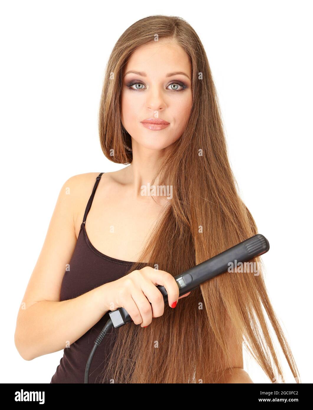 Mujer haciendo peinado con plancha para el pelo, aislado sobre blanco  Fotografía de stock - Alamy