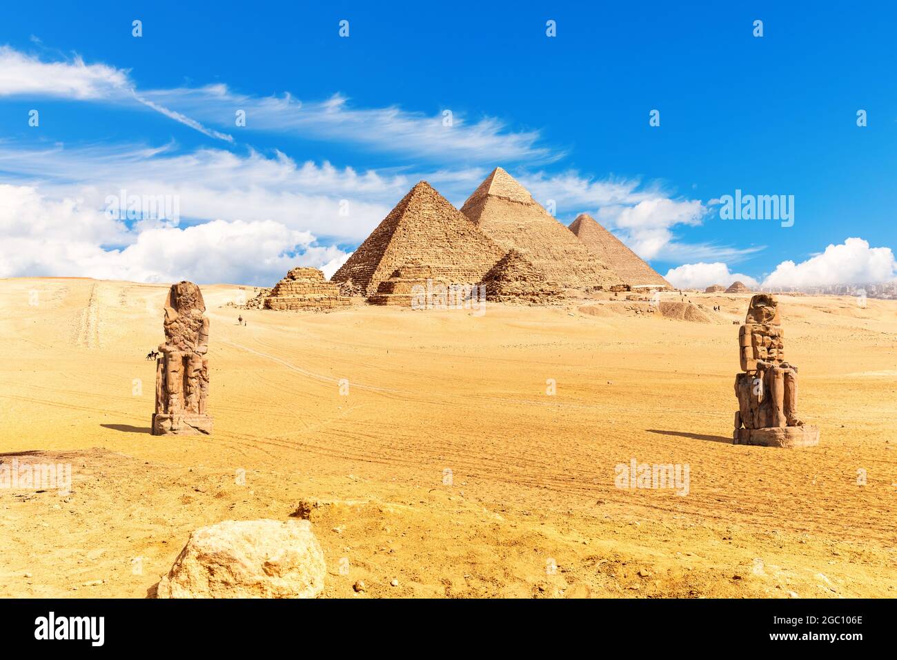 Pirámides de Egipto y los Colossi de Memnon en el desierto de Giza Foto de stock