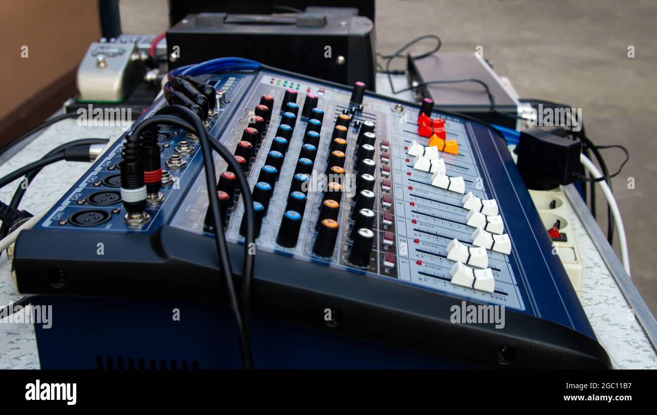 Equipo de mezcla de música de sonido para crear efectos de sonido  Fotografía de stock - Alamy
