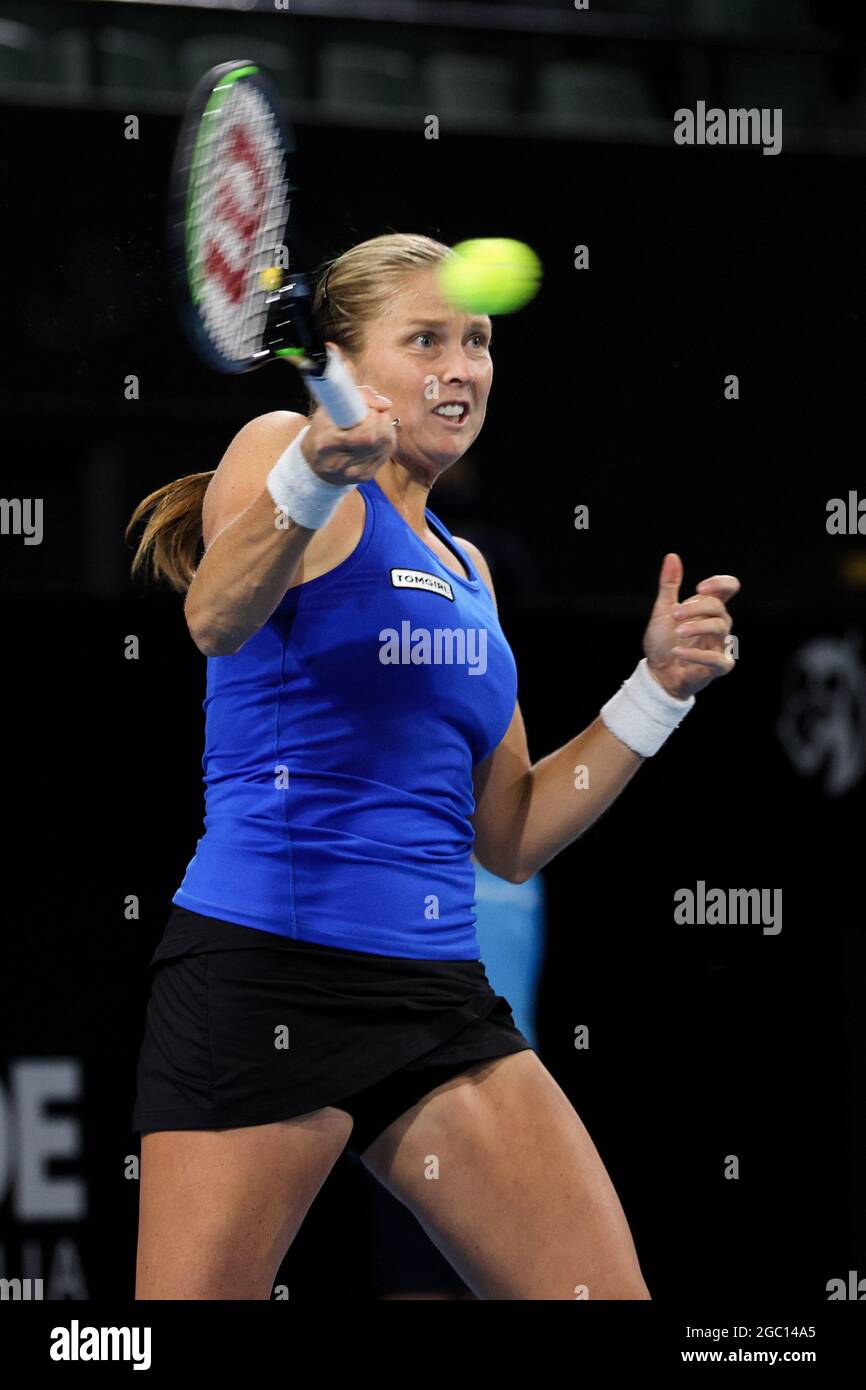 ADELAIDA, AUSTRALIA - 23 DE FEBRERO: Shelby Rogers, de Estados Unidos, juega un forehand contra Johanna Konta, de Gran Bretaña, durante su partido de solteros el segundo día del torneo de tenis Adelaide International en Memorial Drive el 23 de febrero de 2021 en Adelaida, Australia. (Foto de Peter Mundy/Speed Media/Icon Sportswire) Crédito: Peter Mundy/Speed Media/Alamy Live News Foto de stock