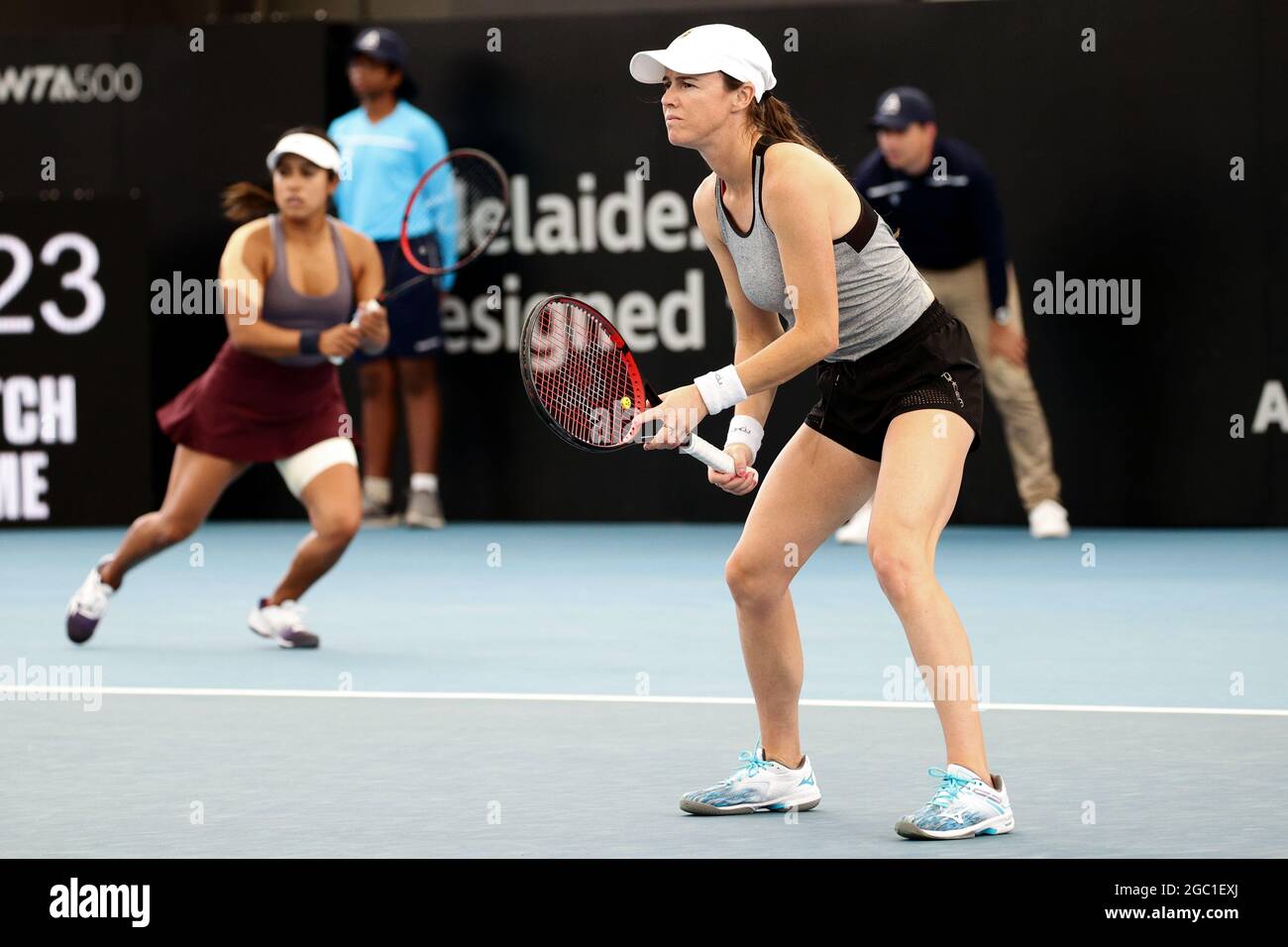 ADELAIDA, AUSTRALIA - FEBRERO 26: Kaitlyn Christian y Sabrina Santamaria de  Estados Unidos juegan un tiro contra Alexa Guarachi de Chile y Desirae  Krawczyk de Estados Unidos durante su partido de dobles