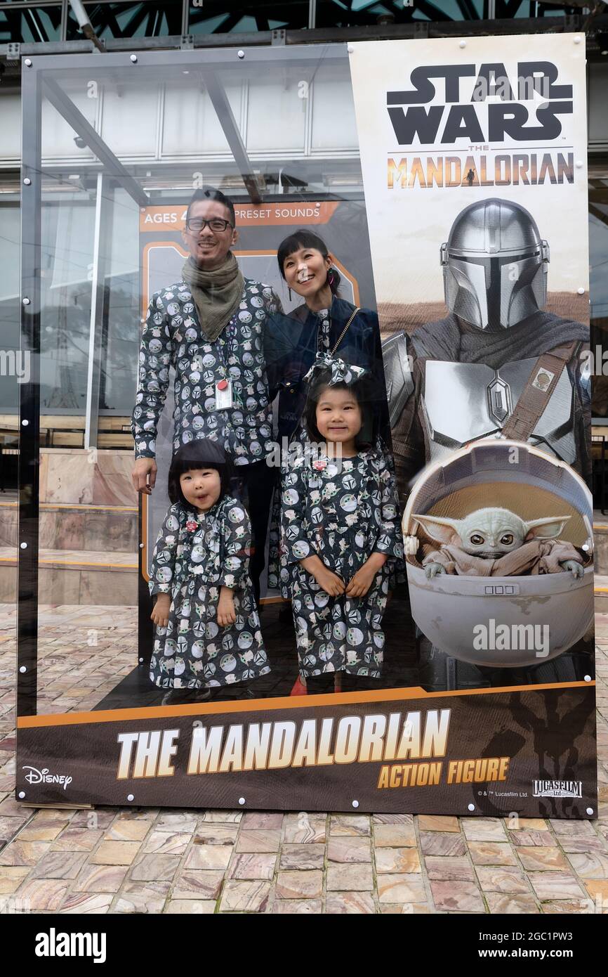 Una familia vestida con ropa de tejido Star Wars a juego se posará en una  caja de juguetes gigante durante un comienzo temprano de las celebraciones  de 'Mayo de 4th' en Federation