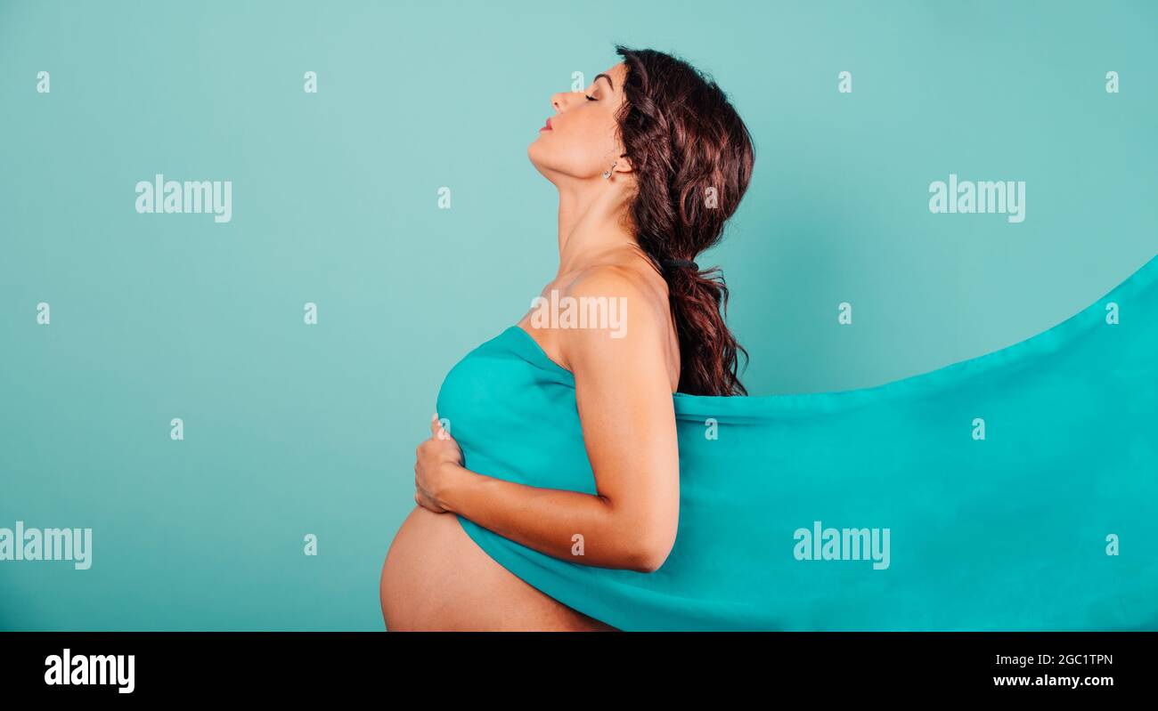 Mujer embarazada esperando un niño acaricia su vientre Foto de stock