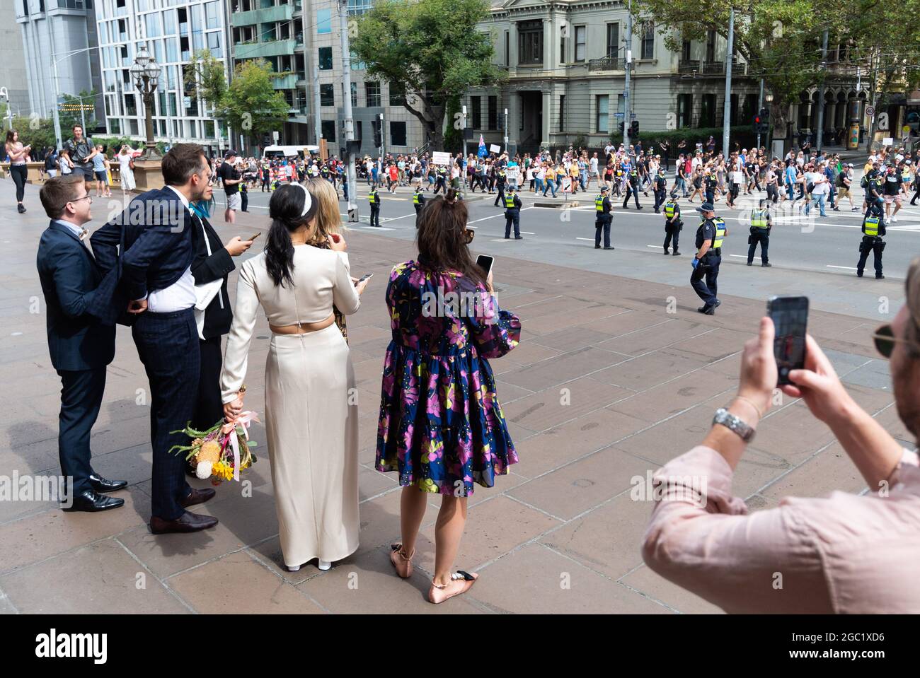 Los recién casados estarán atentos durante la Demostración Mundial de Melbourne para la Libertad en Flagstaff Gardens, Melbourne, Australia, el 20 de marzo de 2021. Se están celebrando manifestaciones en más de 40 países de todo el mundo en un intento por reclamar los derechos fundamentales y adoptar una postura contra las excesivas restricciones de COVID-19. Crédito: Mikko Robles/Speed Media/Alamy Live News Foto de stock