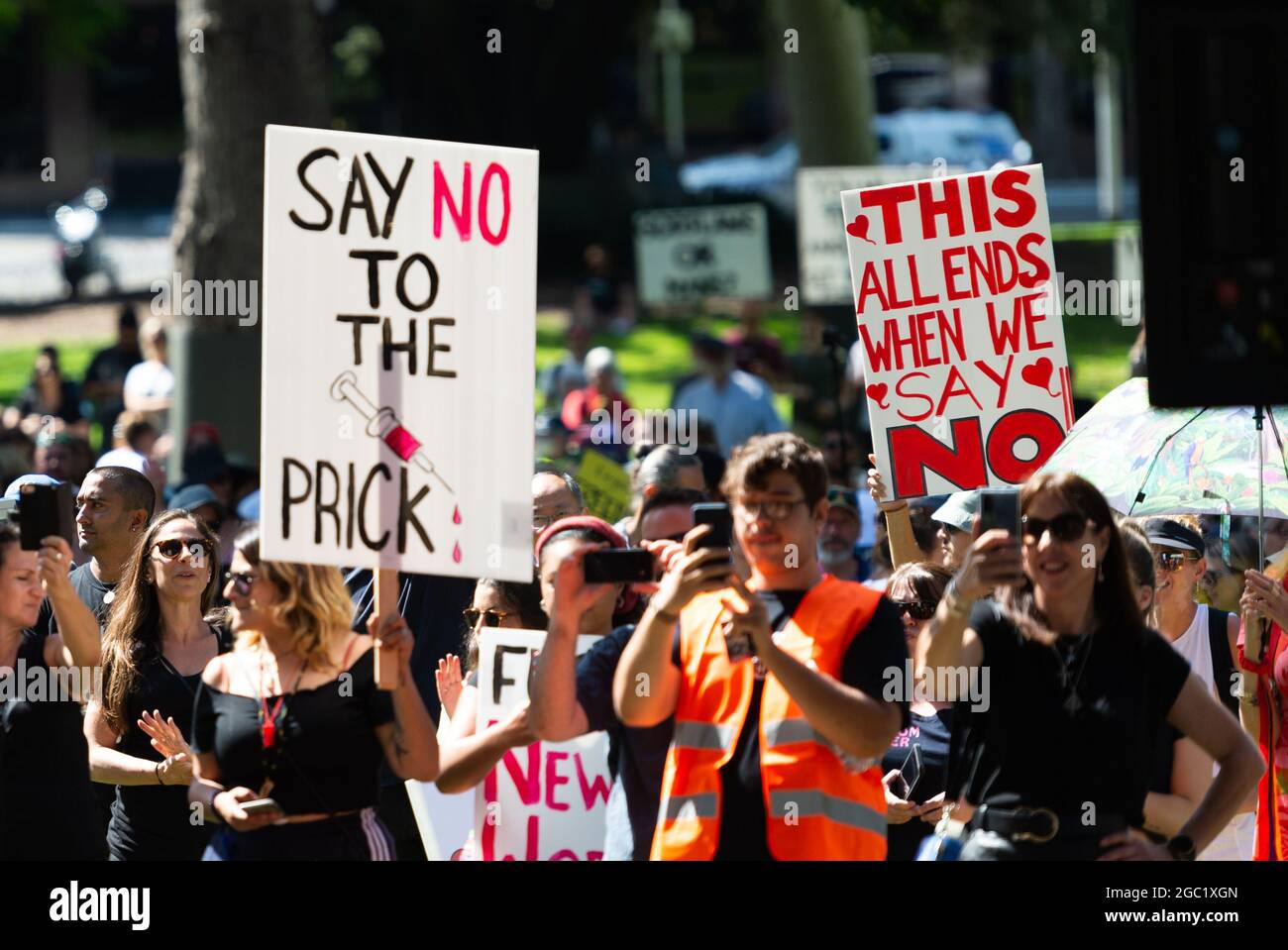 Los manifestantes sostienen carteles durante la manifestación mundial de Melbourne para la libertad en Flagstaff Gardens, Melbourne, Australia, el 20 de marzo de 2021. Se están celebrando manifestaciones en más de 40 países de todo el mundo en un intento por reclamar los derechos fundamentales y adoptar una postura contra las excesivas restricciones de COVID-19. Crédito: Mikko Robles/Speed Media/Alamy Live News Foto de stock
