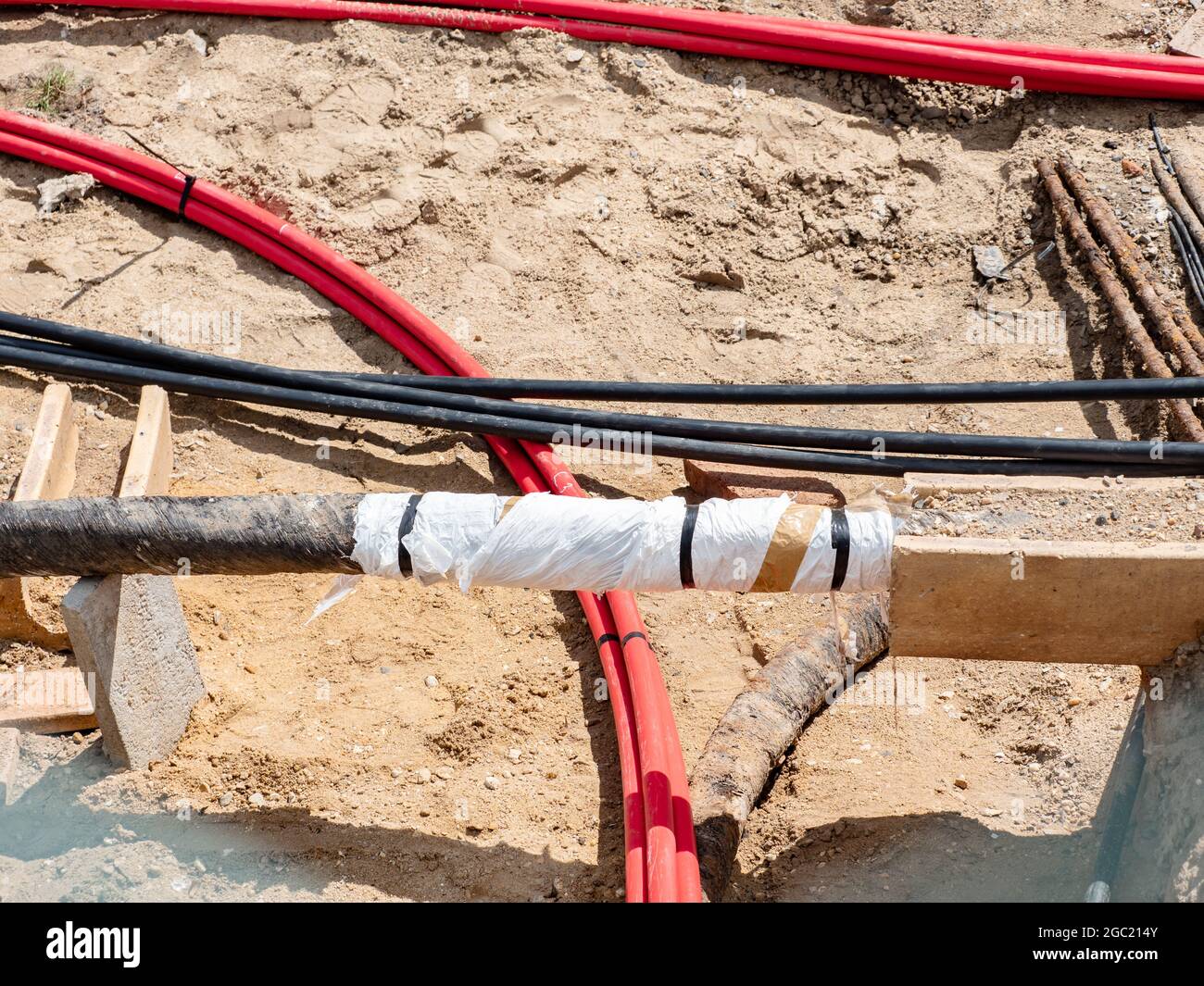 Sustitución de la conducción subterránea urbana de líneas de alta tensión  en el sistema de tuberías Fotografía de stock - Alamy