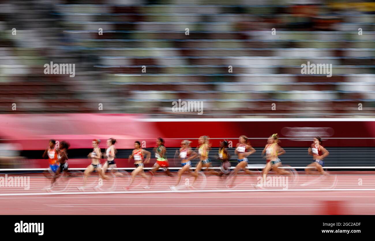 Juegos Olímpicos de Tokio 2020 - Atletismo - Final de las Mujeres 1500m - Estadio Olímpico, Tokio, Japón - 6 de agosto de 2021. Atletas compiten REUTERS/Phil Noble Foto de stock