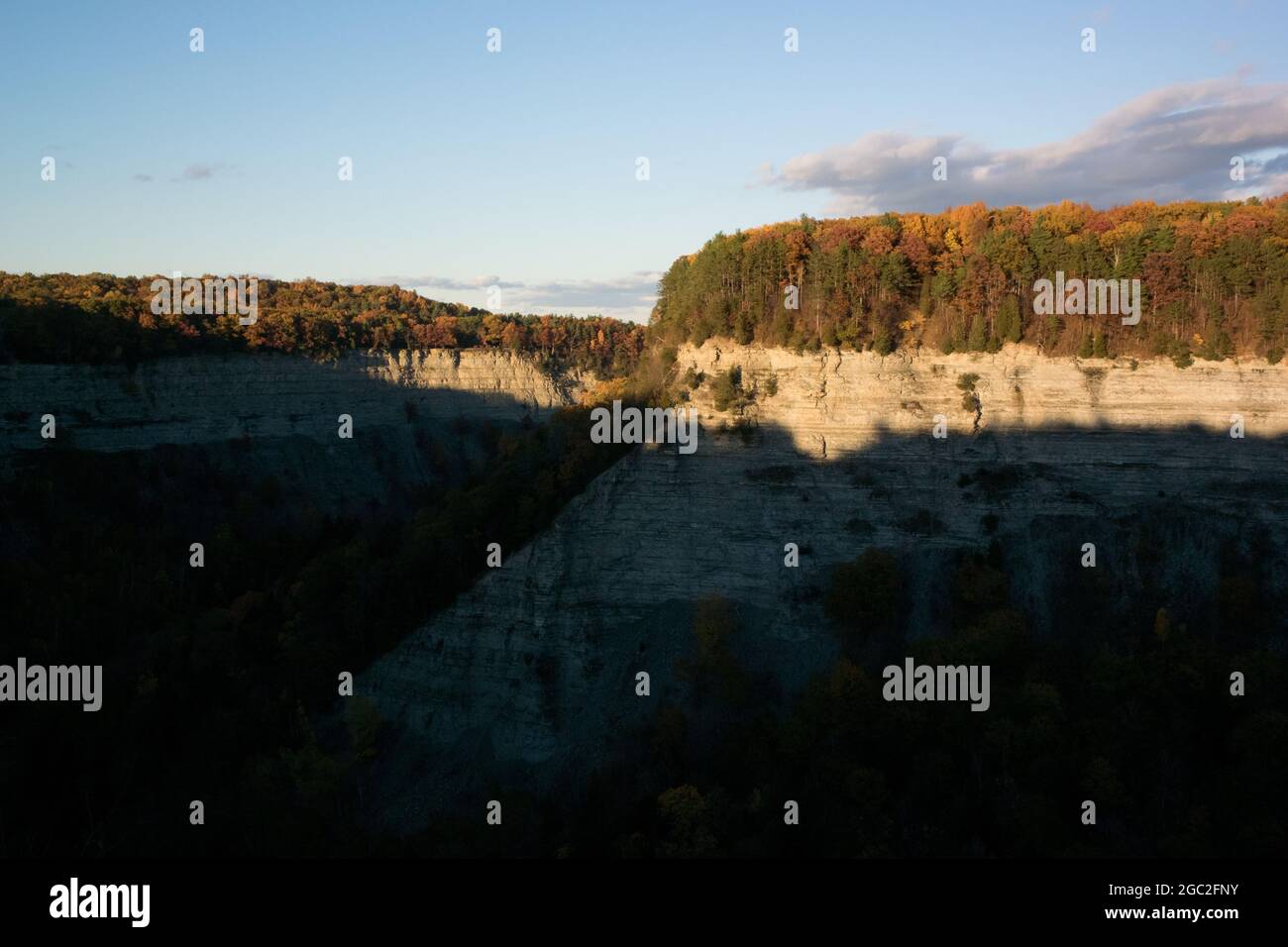 Las sombras caen a través del valle Foto de stock