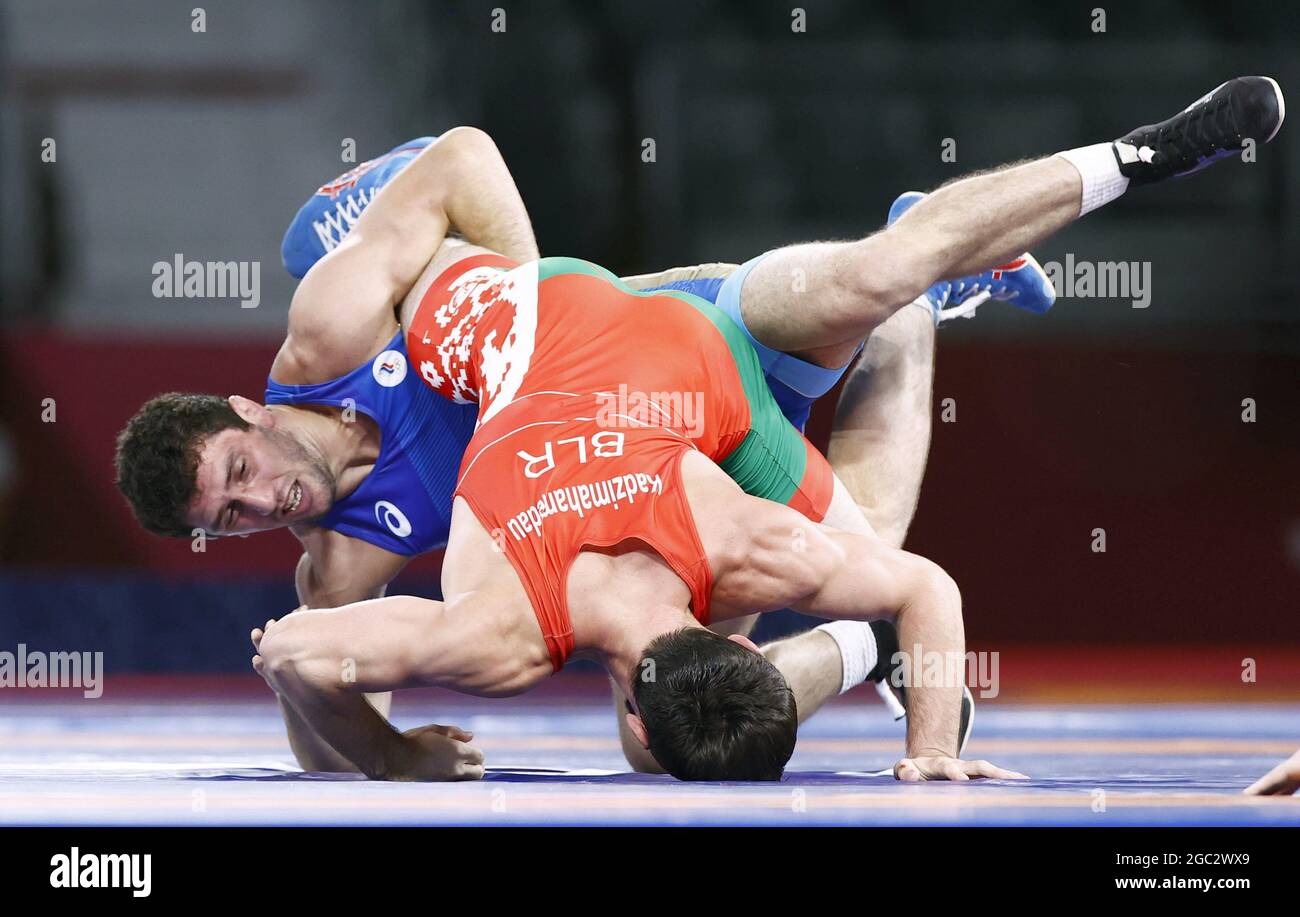Zaurbek Sidakov del Comité Olímpico Ruso y Mahamedkhabib Kadzimahamedau de  Bielorrusia compiten en la final de lucha libre masculina de 74 kilogramos  en los Juegos Olímpicos de Tokio el 6 de agosto