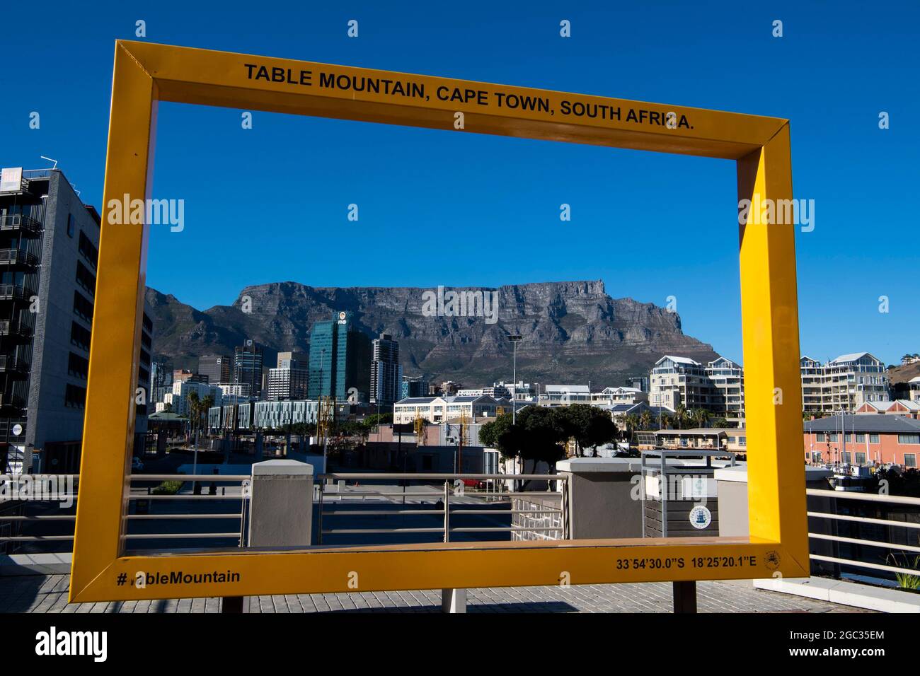 Montaña Table vista desde Victoria & Alfred Waterfront, Ciudad del Cabo, Sudáfrica Foto de stock