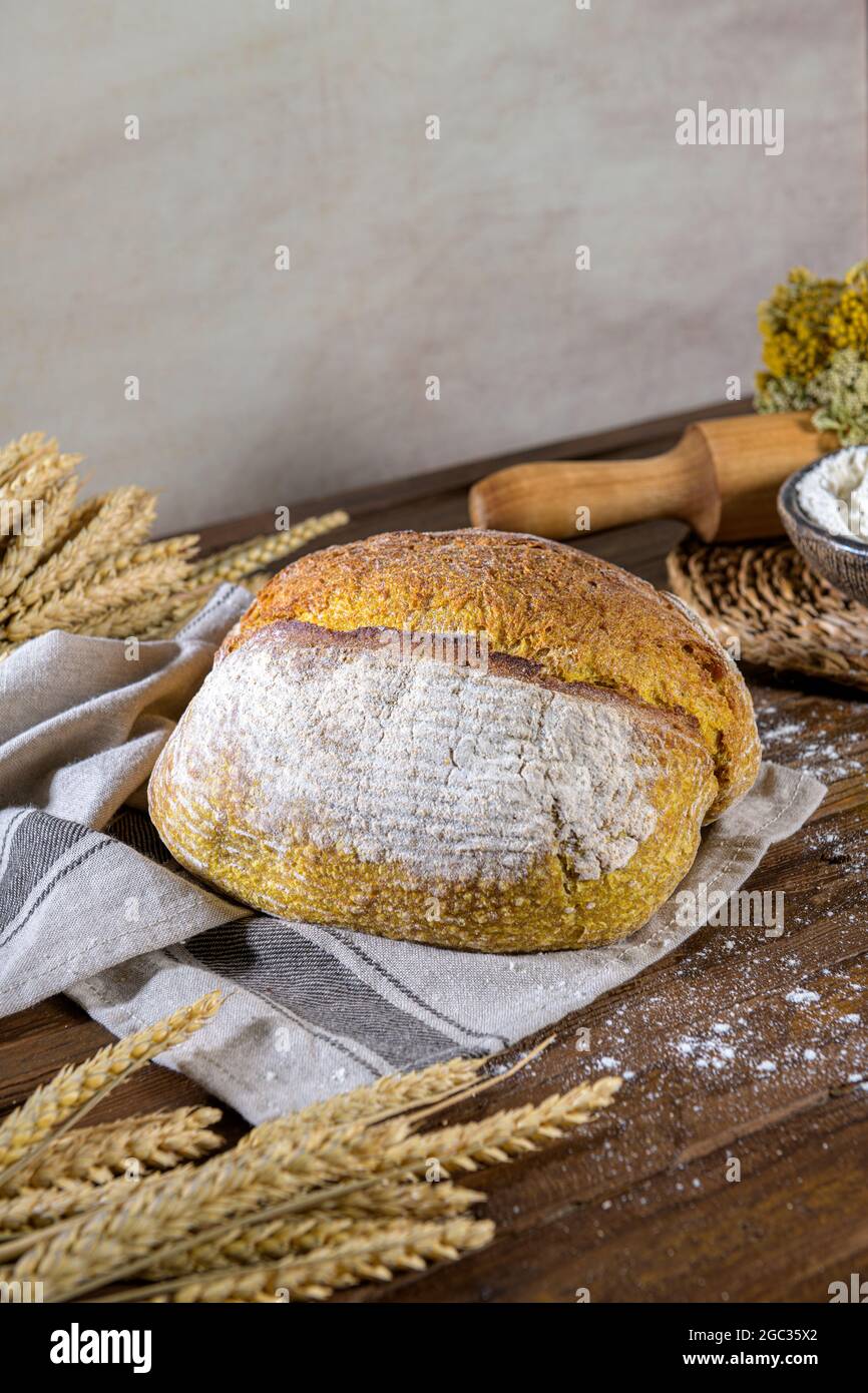 Pan cúrcuma crujiente casero, sobre una encimera de cocina. Foto de stock