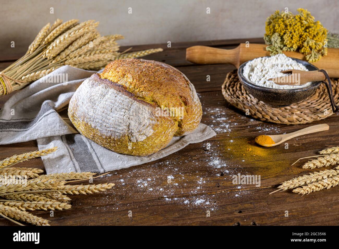 Pan cúrcuma crujiente casero, sobre una encimera de cocina. Foto de stock