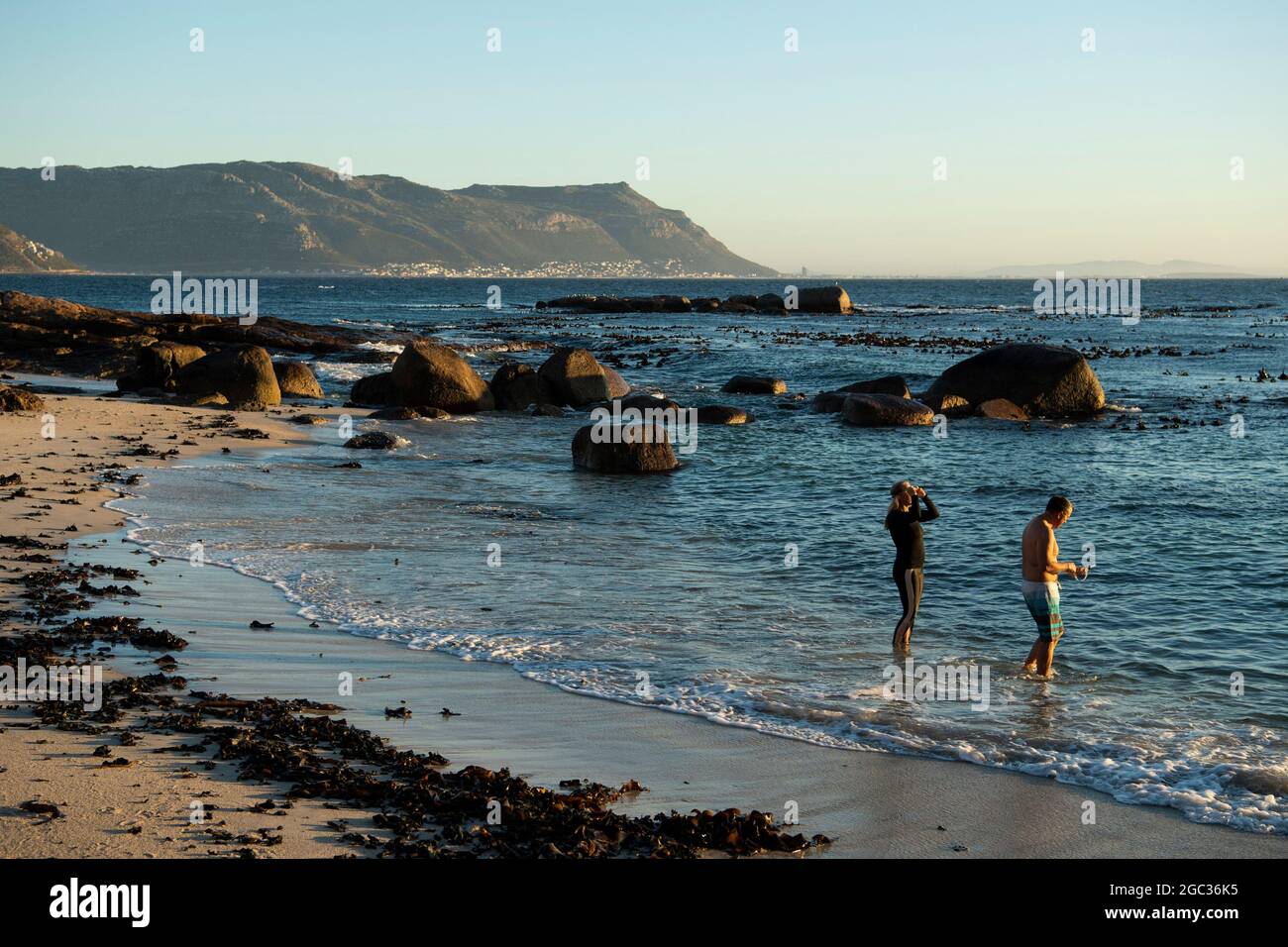 Nadadores en Boulders Beach, Península del Cabo, Sudáfrica Foto de stock