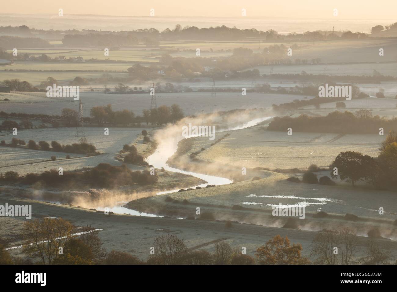 Niebla flotando sobre el río Ouse cerca de Lewes, East Sussex, Inglaterra Foto de stock