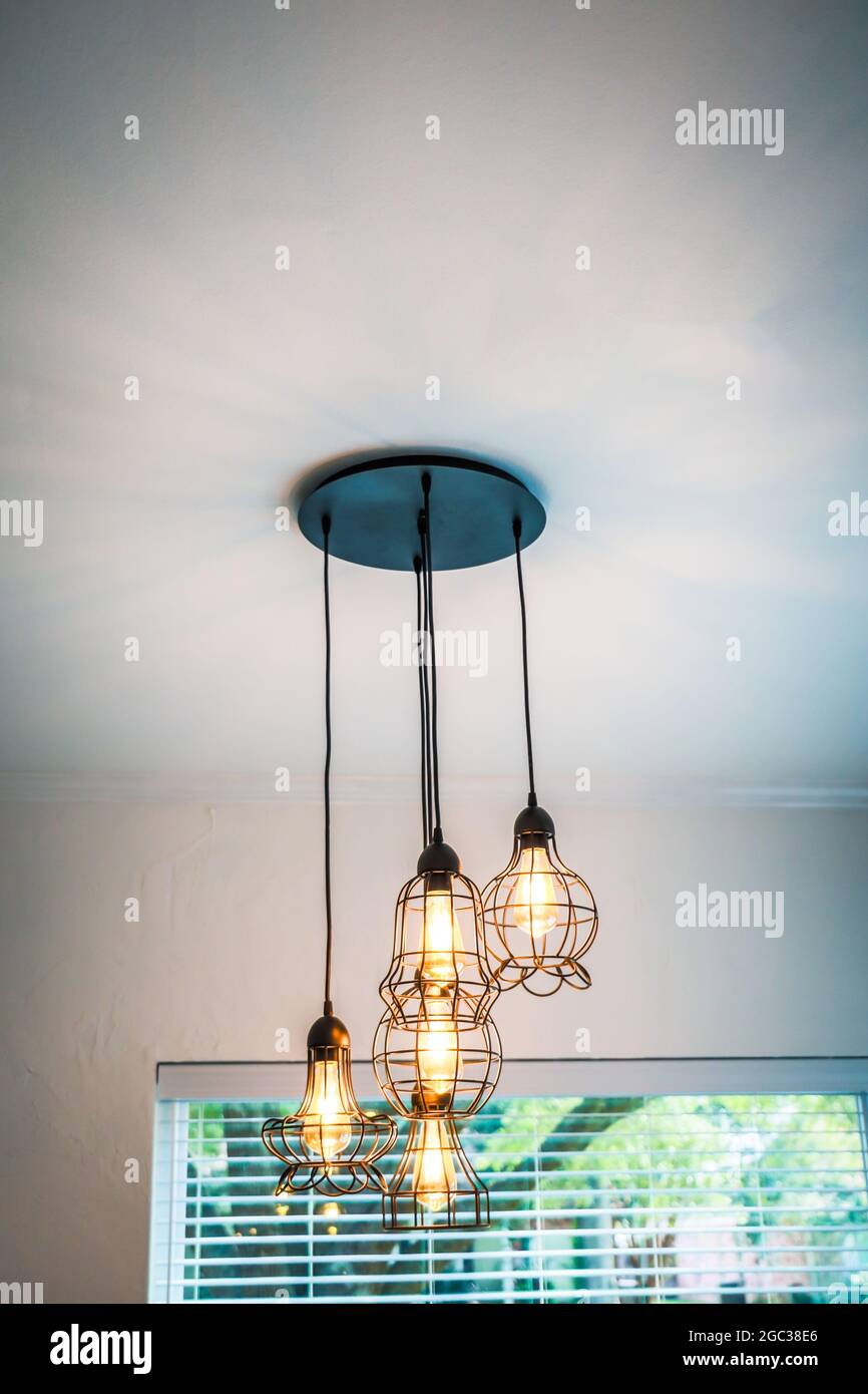Luces colgantes de techo fotografías e imágenes de alta resolución - Alamy