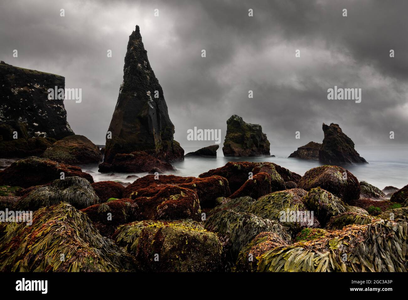 Asombrosa formación de roca salvaje llamada Valahnukamöl. Foto de stock