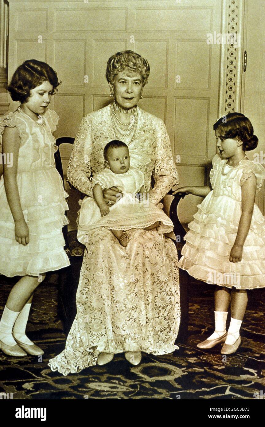 Reina María con la Princesa Elizabeth, la Princesa Margaret y el Príncipe Eduardo en 1936 Foto de stock