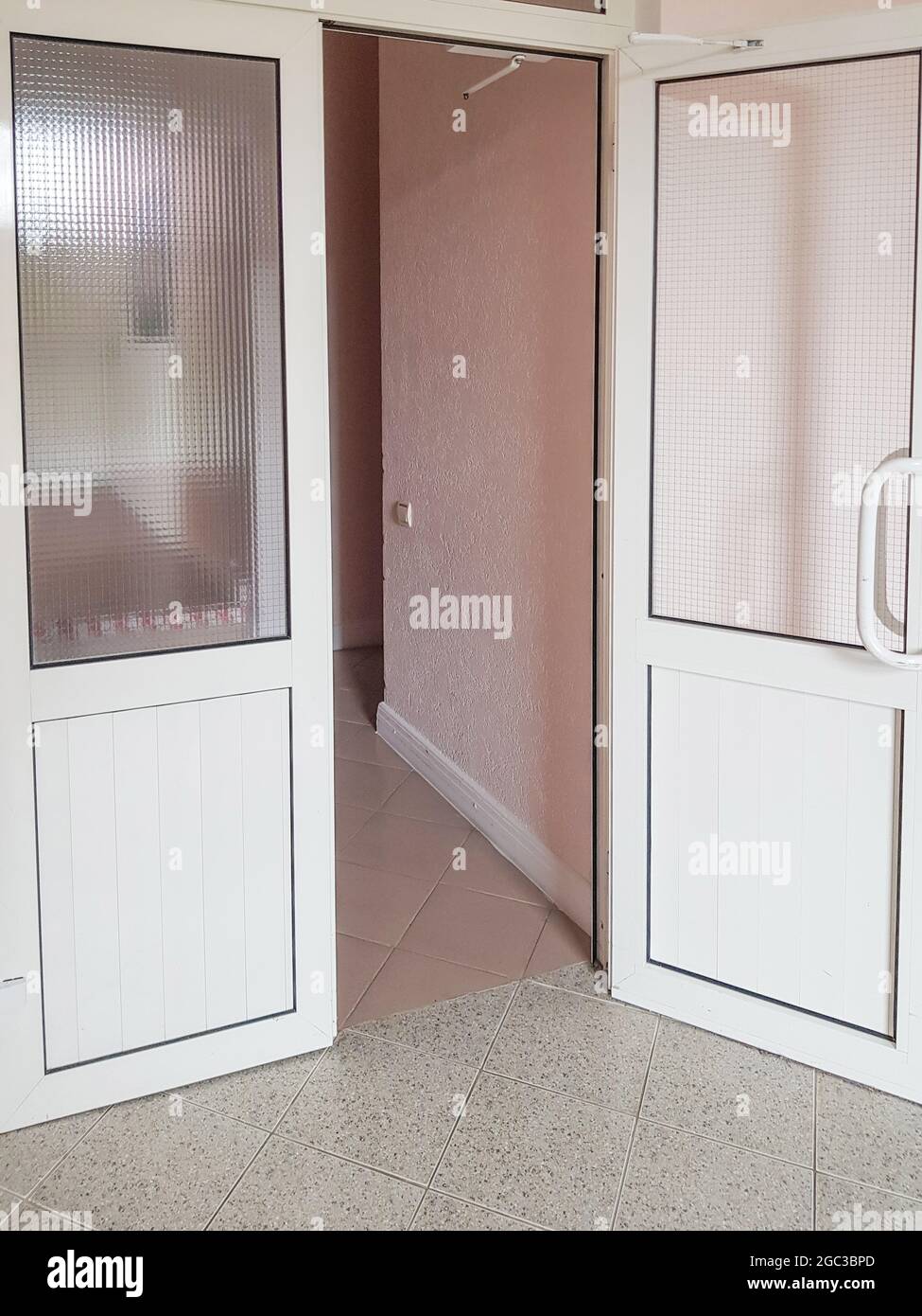 Puerta de aluminio de plástico blanco con de cristal, interior moderno de espacio de oficina de stock - Alamy