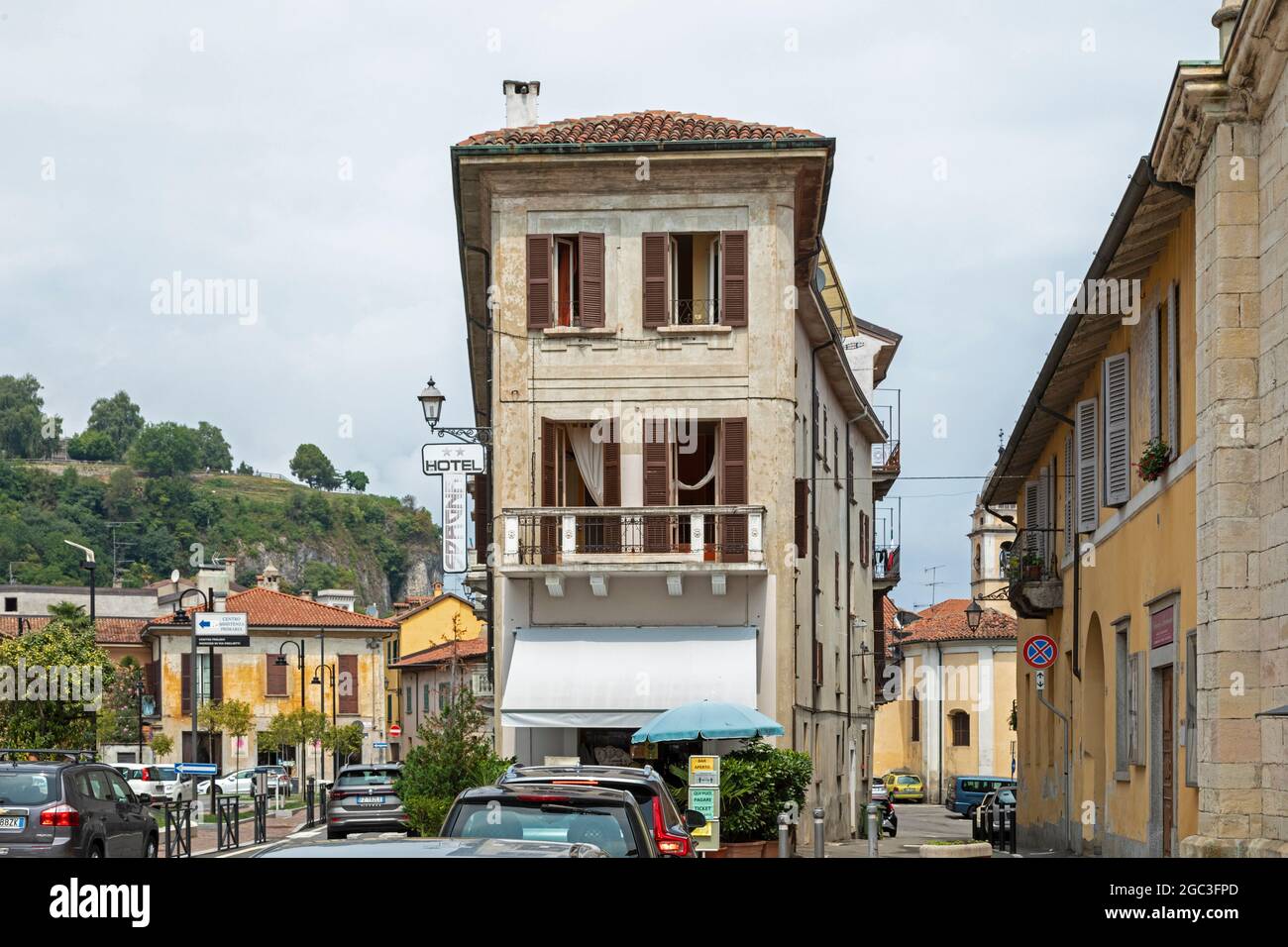 Hotel en el casco antiguo, Arona, Lago Maggiore, Piamonte, Italia Foto de stock