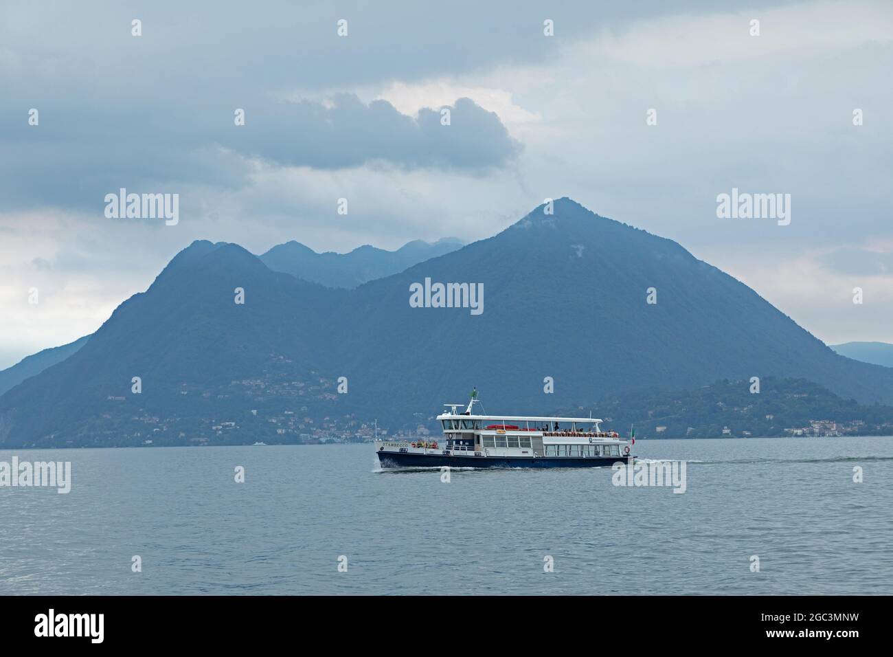 Excursión en barco pasando por Monte Sasso del Ferro, Lago Maggiore, Lombardía, Italia Foto de stock