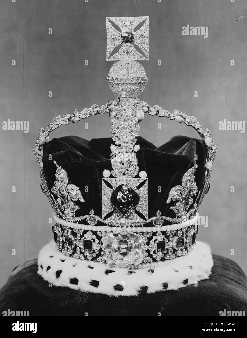 Estas fotos son de las Joyas de la Corona y se estima que la regalia vale  millones de libras, pero su valor histórico real es inestimable, que se  utilizará en la Coronación