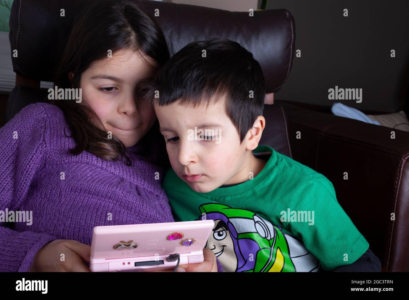 Hermanos, hermano y hermana juegan un videojuego juntos Foto de stock