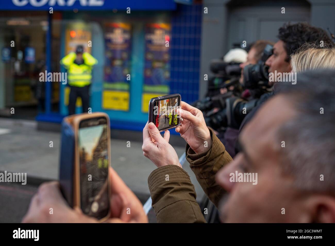 Testigos presenciales y medios de comunicación que graban actividades policiales durante el ataque terrorista del Puente de Londres, el 29 de Novemebbr 2019,Londres,Inglaterra Foto de stock