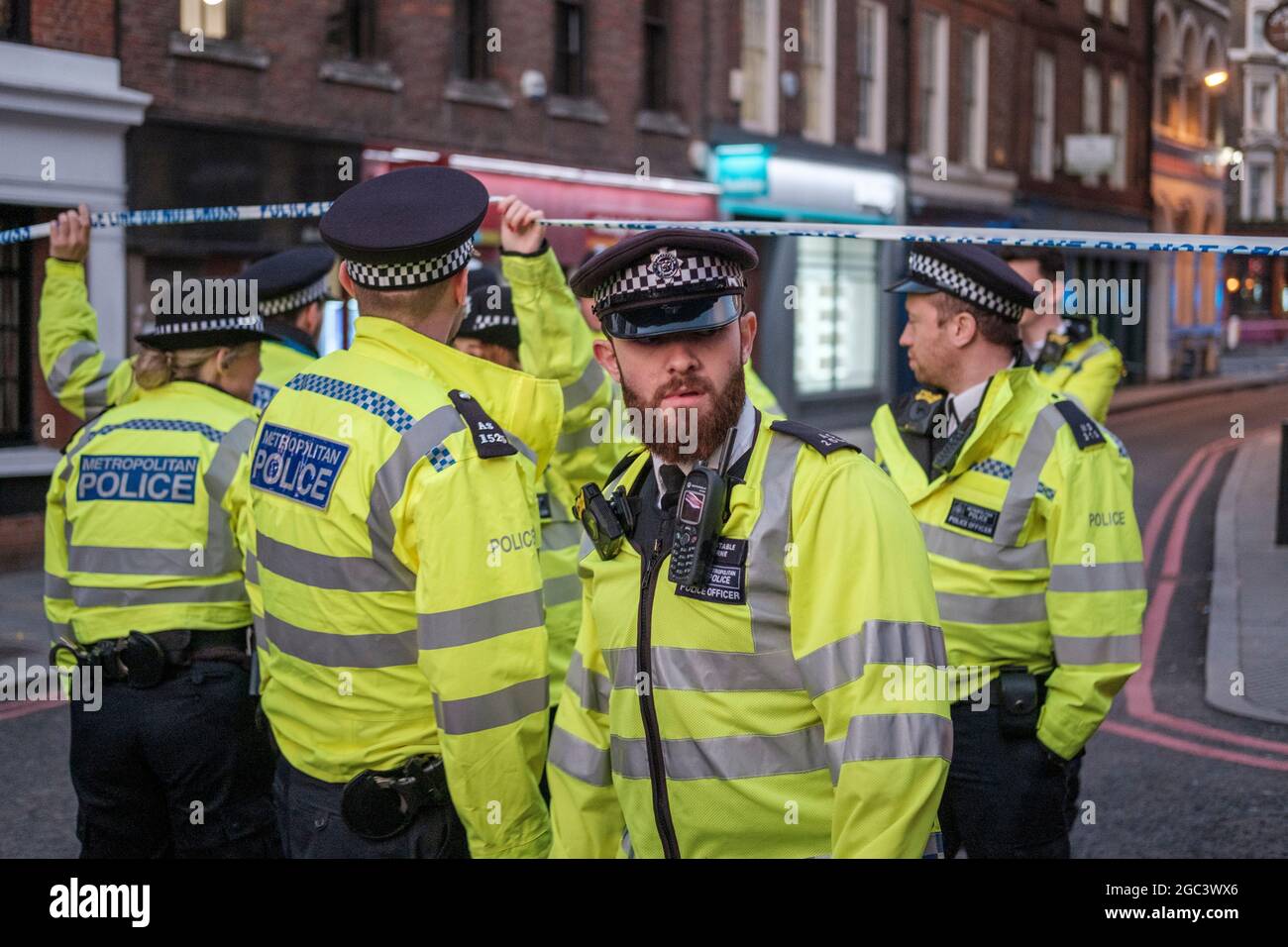 Oficiales de la Policía Metropolitana acordonando una escena de crimen, durante el ataque terrorista del Puente de Londres en 29 de novemebbr 2019, Londres, Inglaterra Foto de stock