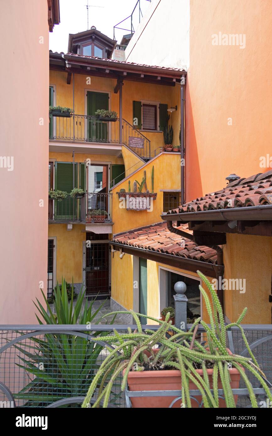 Edificio residencial, Stresa, Lake Maggiore, Piemont, Italia Foto de stock