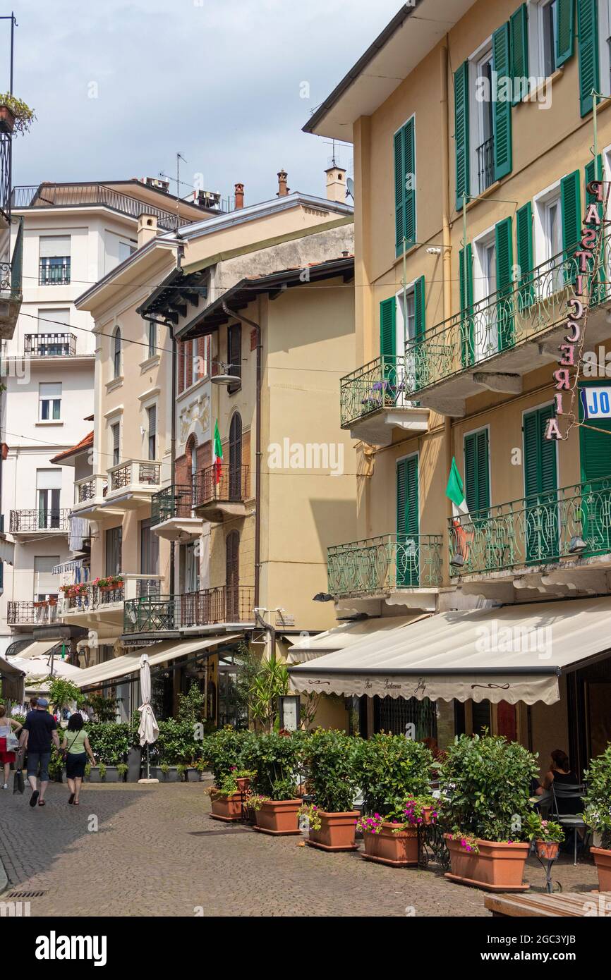 Edificios residenciales, Stresa, Lake Maggiore, Piemont, Italia Foto de stock