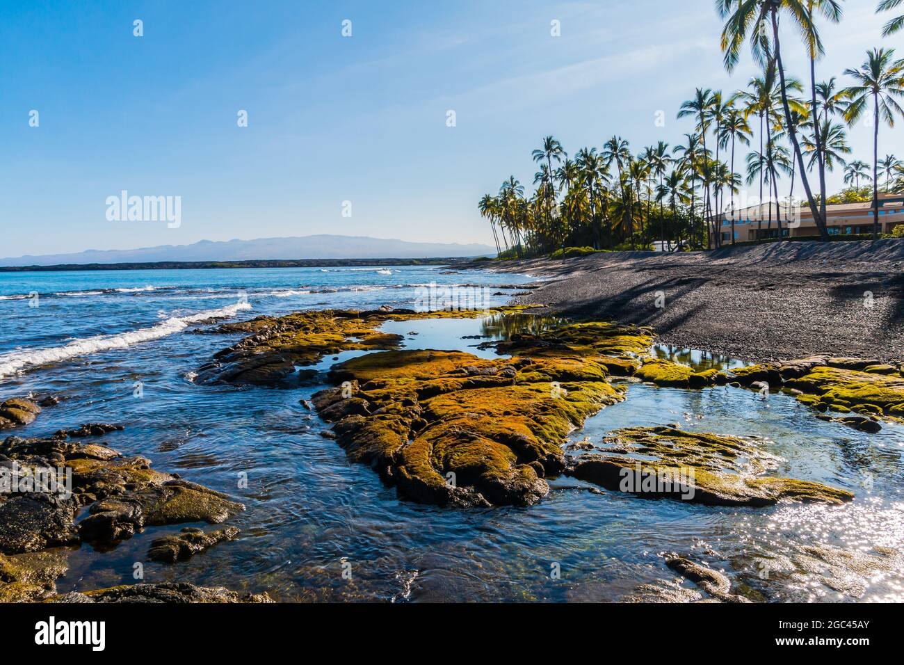 Piscinas de marea y arrecife de lava expuesto en Kiholo Bay Beach, Hawaii Island, Hawaii, Estados Unidos Foto de stock