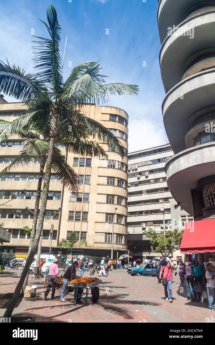 MEDELLÍN, COLOMBIA - 1 DE SEPTIEMBRE de 2015: Edificios en el centro de Medellín. Foto de stock