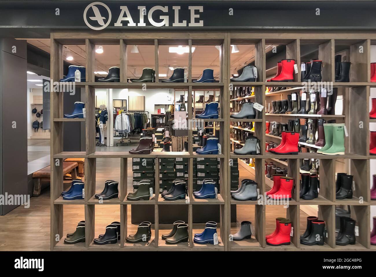 INGRANDES, FRANCIA - 05 DE AGOSTO de 2021: Conocidas botas de goma AIGLE de  marca francesa en la tienda Fotografía de stock - Alamy