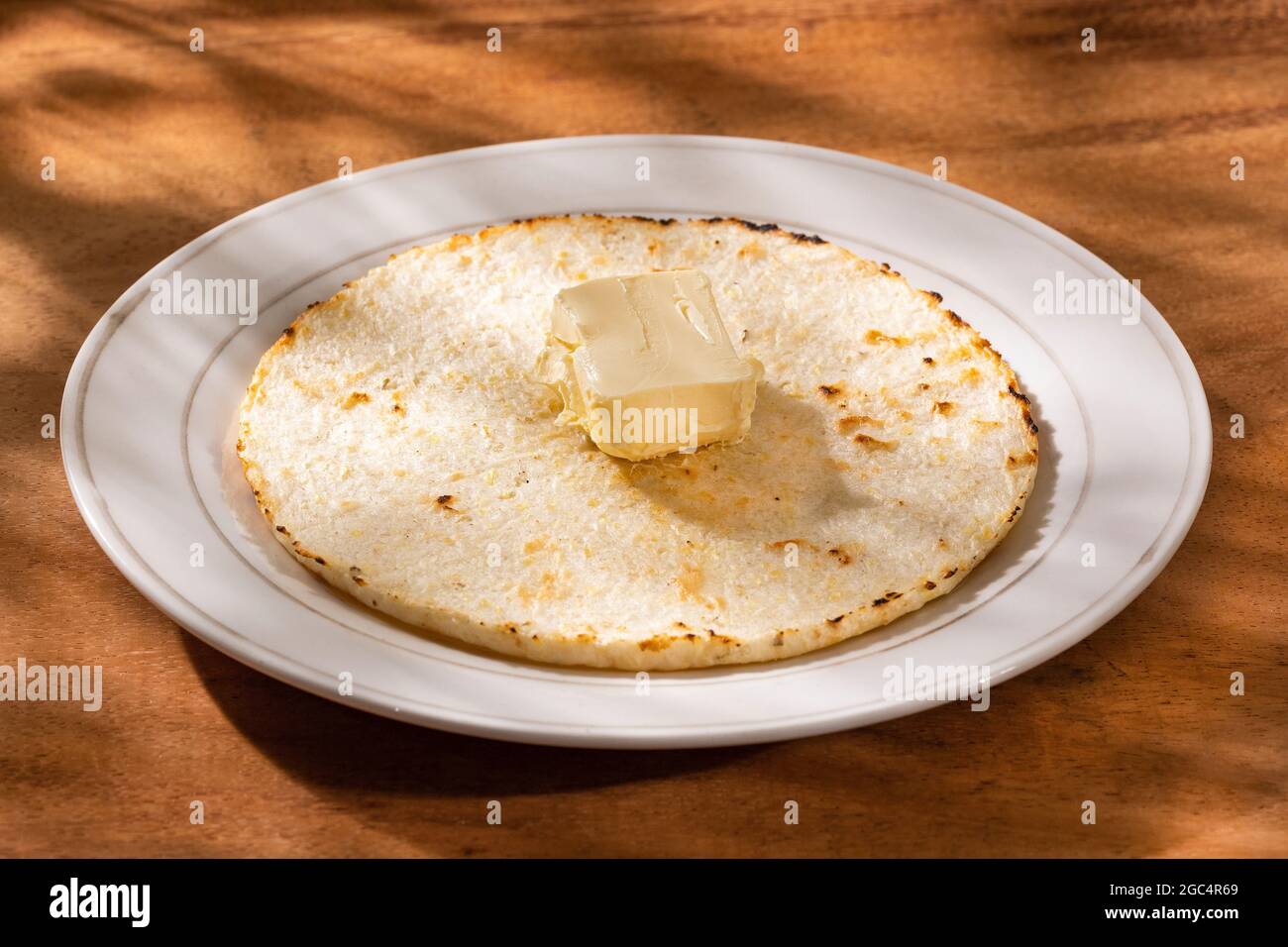 Arepa blanco colombiano con mantequilla - Comida tradicional Fotografía de  stock - Alamy