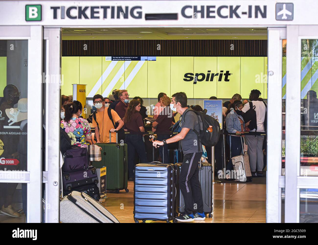 Los pasajeros esperan en cola en el mostrador de facturación de Spirit  Airlines en el Aeropuerto Internacional de Orlando el sexto día que la  aerolínea ha cancelado cientos de vuelos. Esta semana