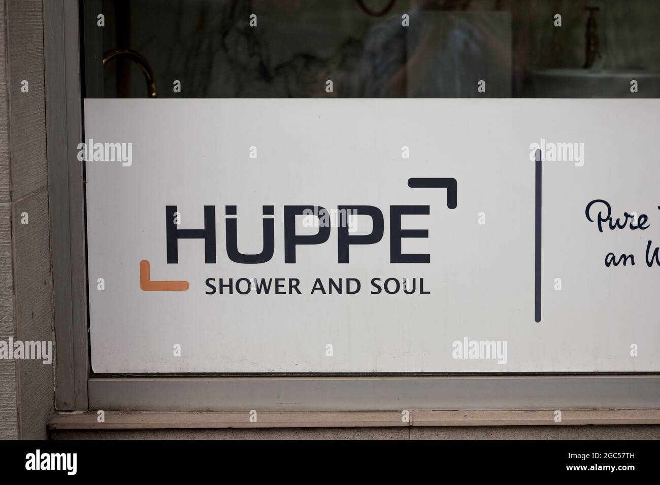 Imagen de un cartel con el logotipo de Huppe en su distribuidor principal en Belgrado, Serbia. Huepe es un productor alemán de equipos de baño como duchas y. Foto de stock