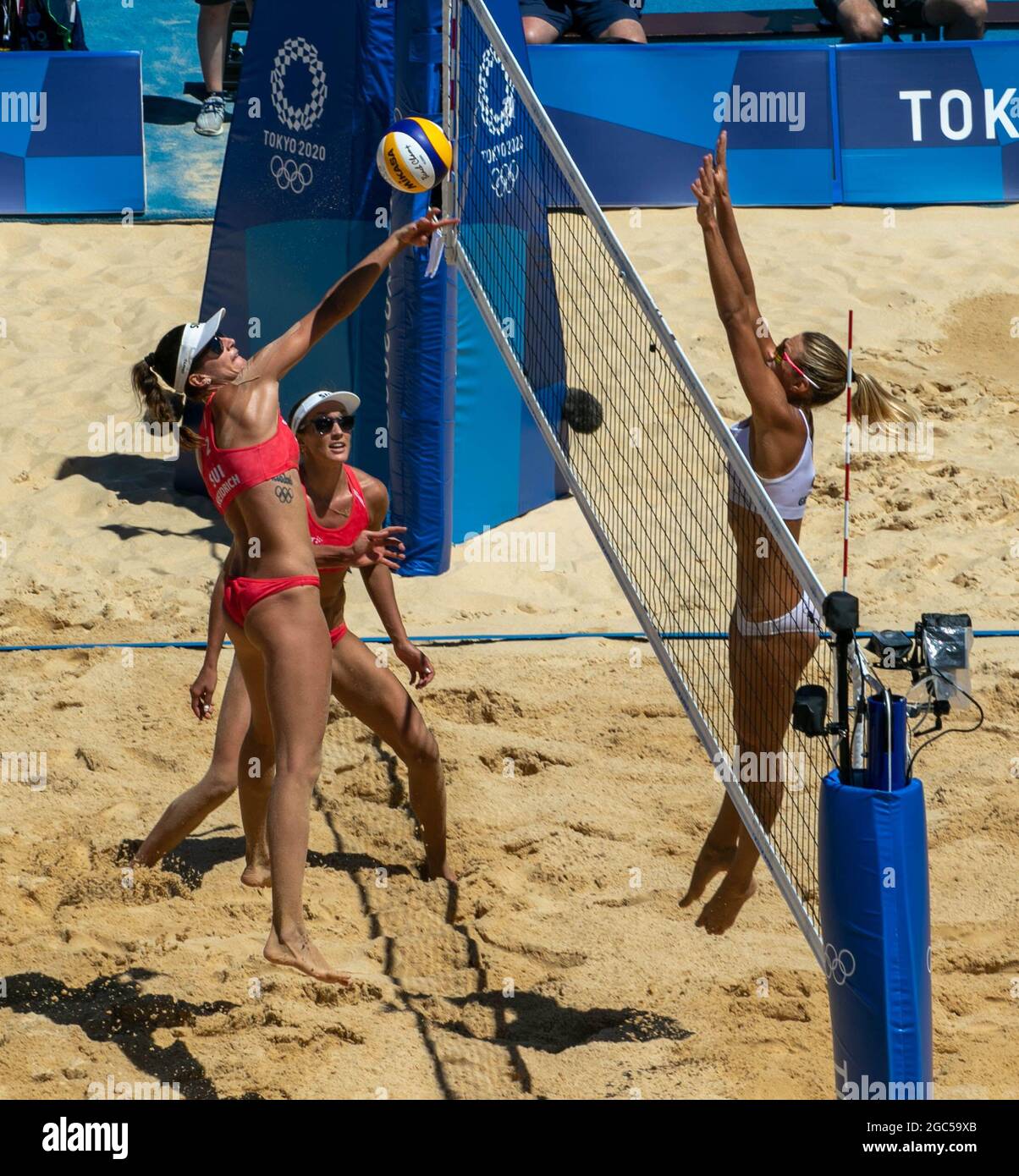 Jogo De Vôlei No Parque à Noite Foto de Stock Editorial - Imagem de parque,  julho: 224088738