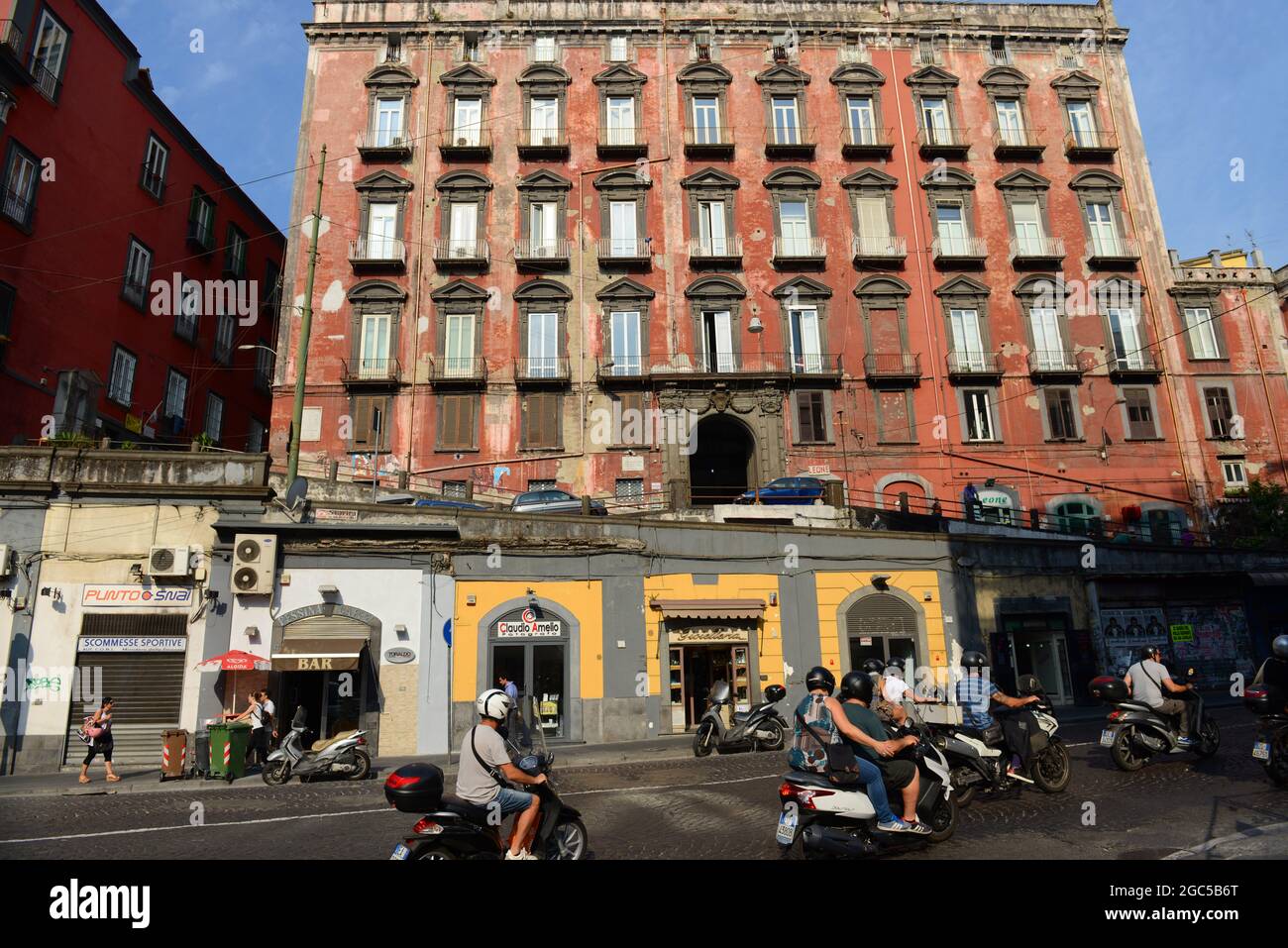 Un hermoso edificio antiguo junto a la Piazza Museo en Nápoles, Italia. Foto de stock