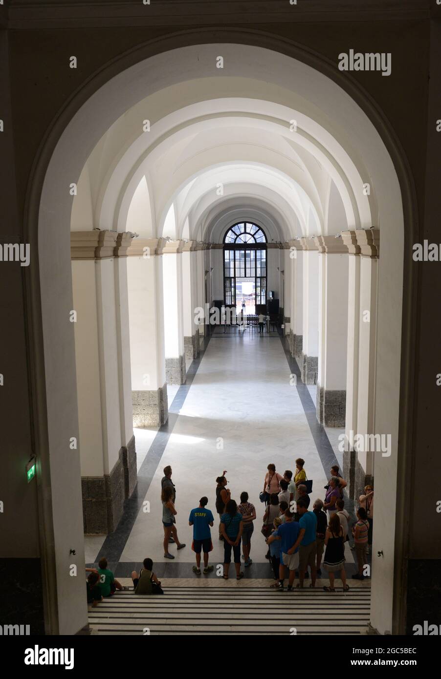 Turismo visitando el Museo Arqueológico Nacional de Nápoles, Italia. Foto de stock