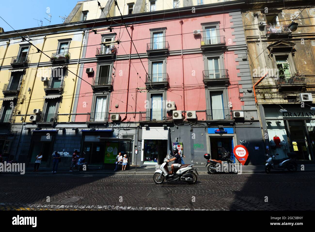 Tiendas y cafés en Via Enrico Pessina en Nápoles, Italia. Foto de stock