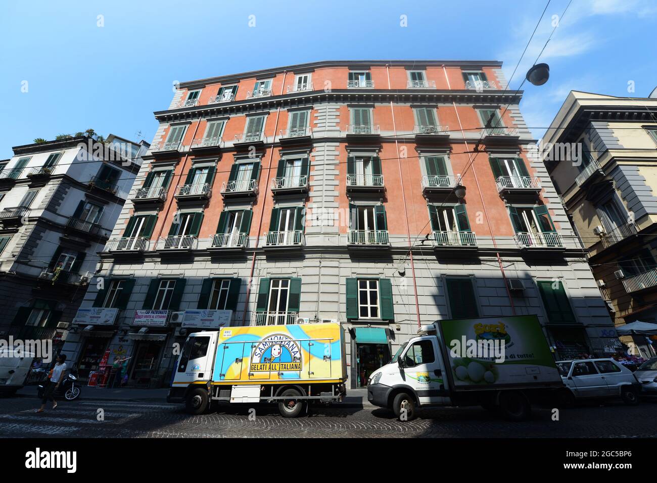 Hermosos edificios antiguos a lo largo de Via Enrico Pessina en Nápoles, Italia. Foto de stock