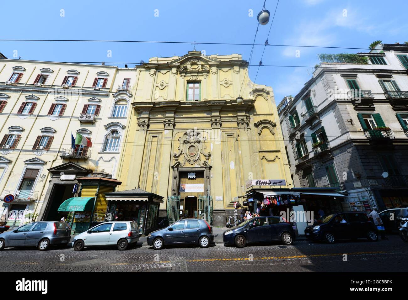 Fachada de la iglesia de Santa Maria di Caravaggio en Nápoles, Italia. Foto de stock