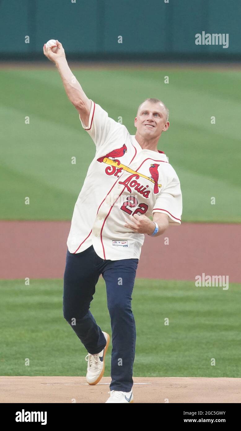 Ex shortstop de los Cardenales de San Luis y el National Baseball Hall of  Fame estados Ozzie Smith (L) ayuda a los cardenales outfielder Harrison  Bader con su nuevo uniforme durante la