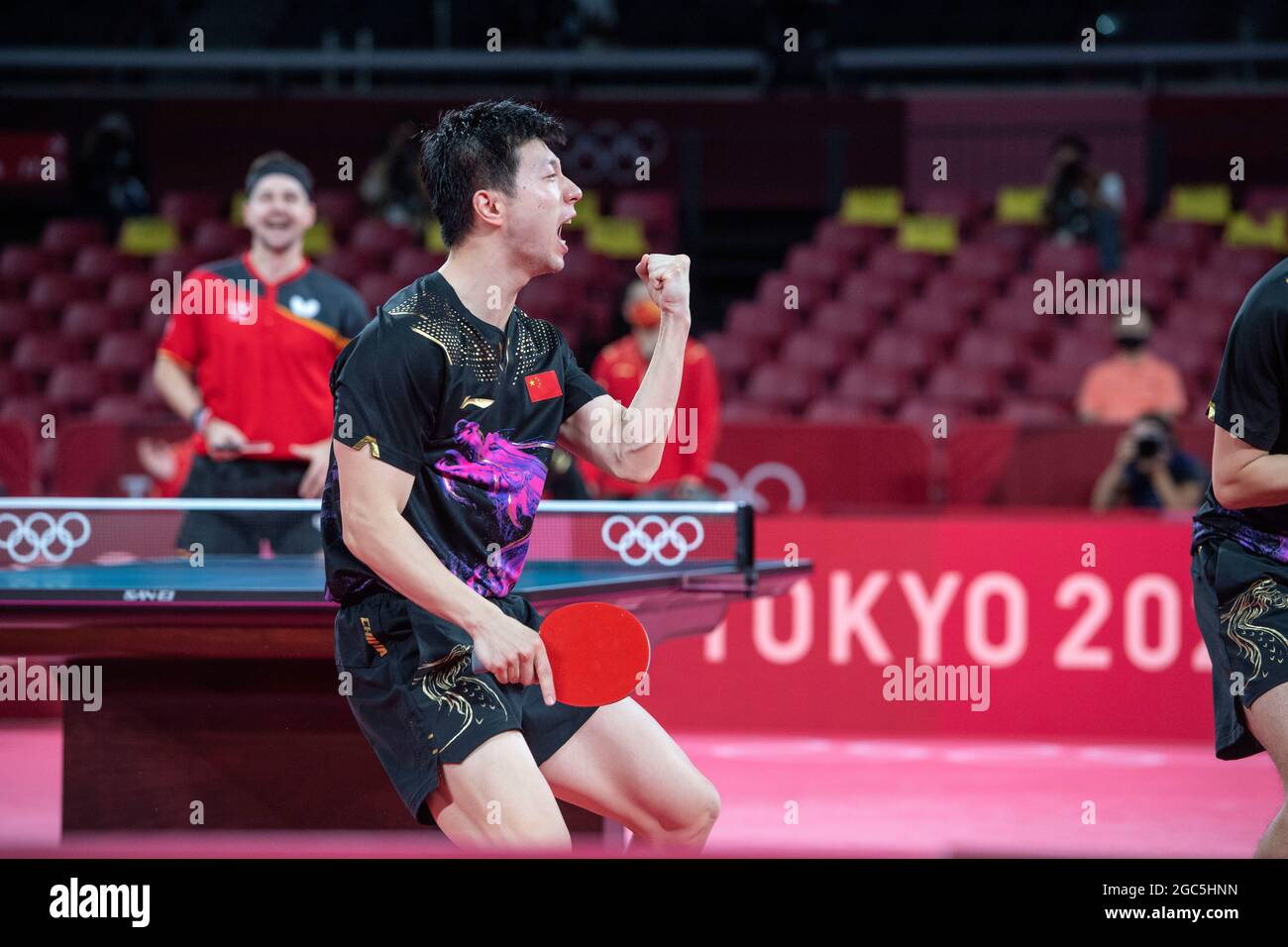 Long MA (CHN) celebra después de ganar el doble; tenis de mesa, equipo, hombres, final/lucha por el oro China (CHN) - Alemania (GER) 3: 0, el equipo chino es campeón olímpico, el 7th de agosto de 2021; Juegos Olímpicos de Verano 2020, de 23,07. - 08.08.2021 en Tokio/Japón. Foto de stock